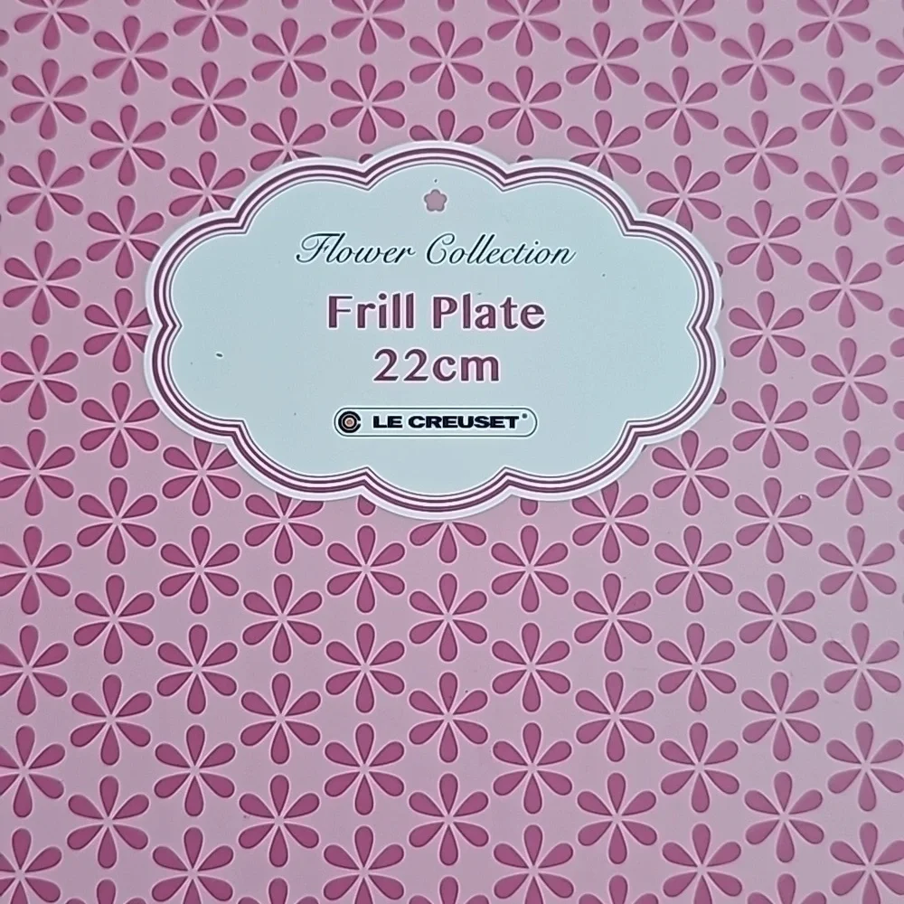 NIB Le Creuset 22cm Satin Blue Bell Purple Frill Plate from the Flower Collectio